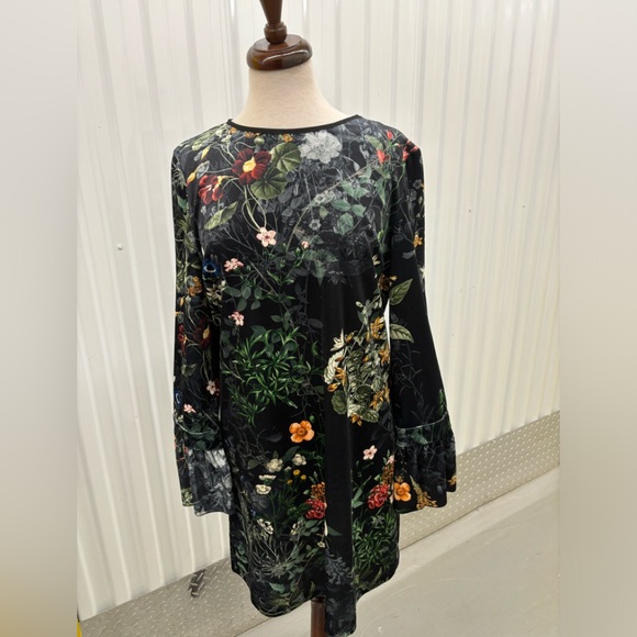 Pretty 3/4 slv light weight velvet top - Picture 3 of 13